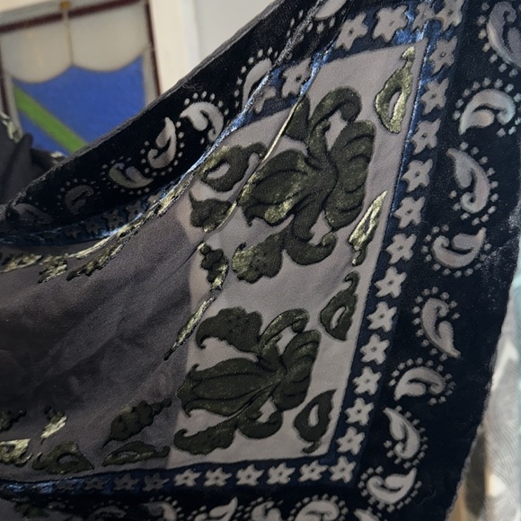 Gorgeous Silk/ Rayon Cut Out Velvet Scarf - Picture 4 of 5